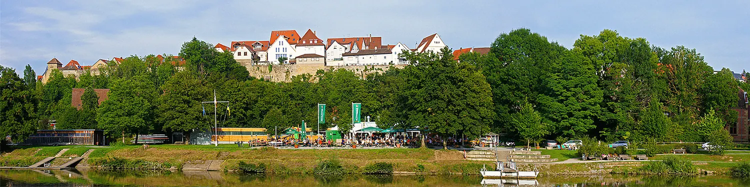 Das Bootshaus am Neckar, dahinter die Altstadt von Marbach auf der Schillerhöhe.